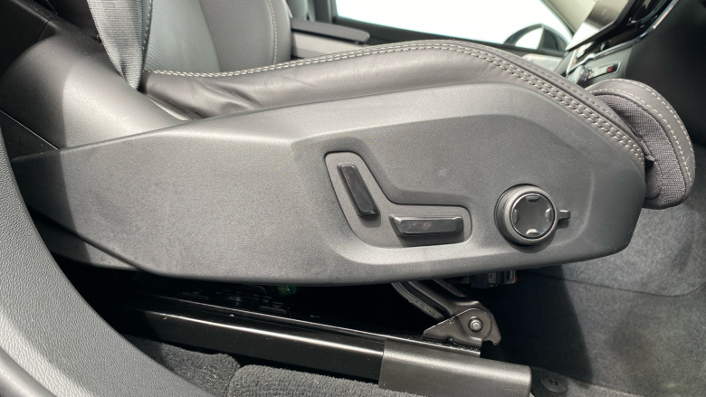 Volvo XC60 2.0 B5P Ultra Dark 5dr AWD Geartronic Petrol Estate